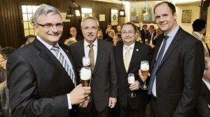 Stießen auf einen gelungenen Abend an (v.l.): Ulrich Meiser (Härke), Bernhard Michels (Industrieverein), Matthias Härke und Gordon Firl (Industrieverein).