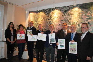 Bei der Übergabe (von links): Heike Nowak (Stadtgrün), Marlene Dörrstock (Kiwanis-Club), Jan-Philipp Schönaich (Round Table), Lars Miehe (Old Table, Kiwanis-Club), Thomas Kreisel (Lions Club), Hans-Jürgen Tarrey (Rotary Club), Bernhard Michels (Industrie- und Wirtschaftsverein) und Michael Kessler.