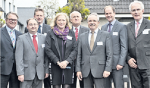 Die Spitze des Industrie-Vereins (v.l.): Thomas Kreisel, Matthias Härke, Johann-Heinrich Bremer, Ingeborg Wennerscheid, Ex-Vorsitzender Hartmut Meyer, Bernhard Michels, Gordon Firl und Hellmuth Funke.