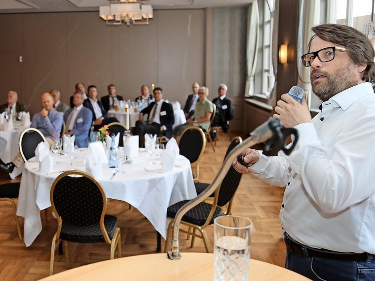 Niels Dahnke hielt einen Vortrag während der Hauptversammlung des Industrie- und Wirtschaftsvereins Peine und Umgebung. Quelle: Tobias Mull